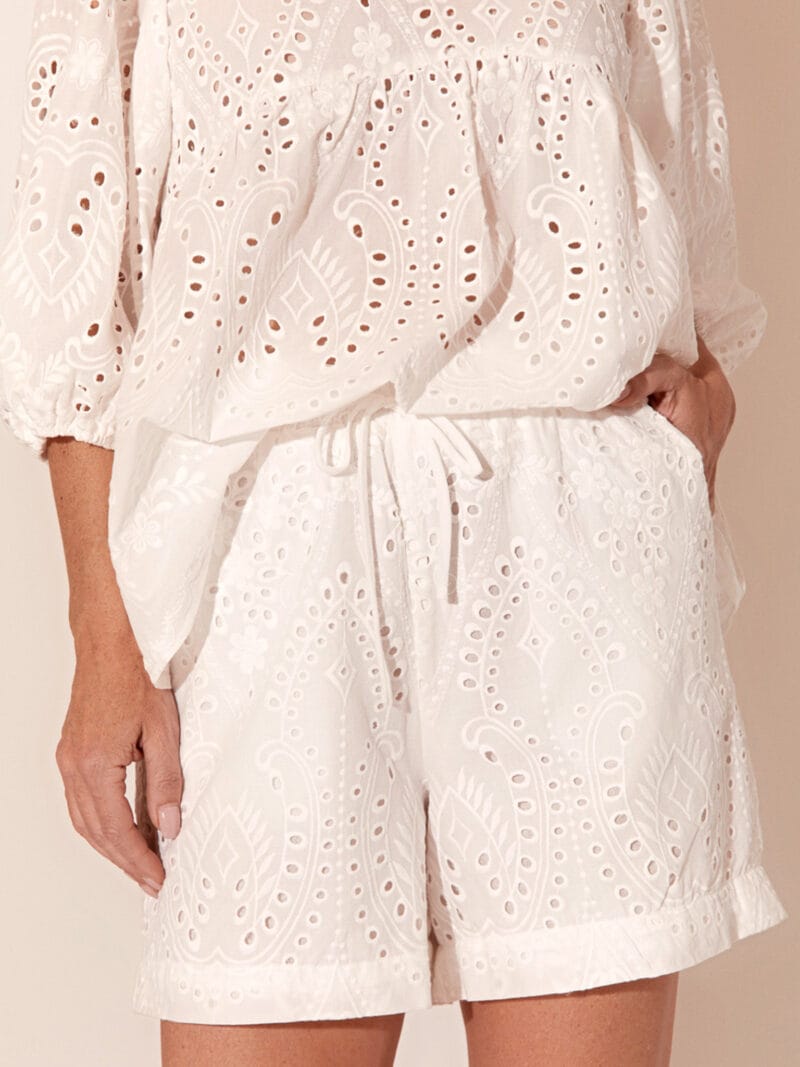 Relaxed Broderie Short White adorne