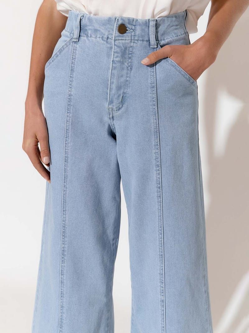 Stitch Detail Crop Jean Light Denim adorne